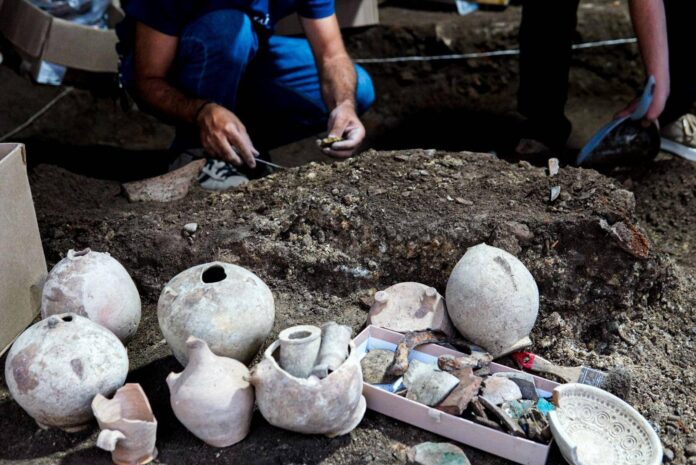 In Photos | Artifacts Believed to Date to Medieval Period Uncovered on Rustaveli Avenue - Civil Georgia